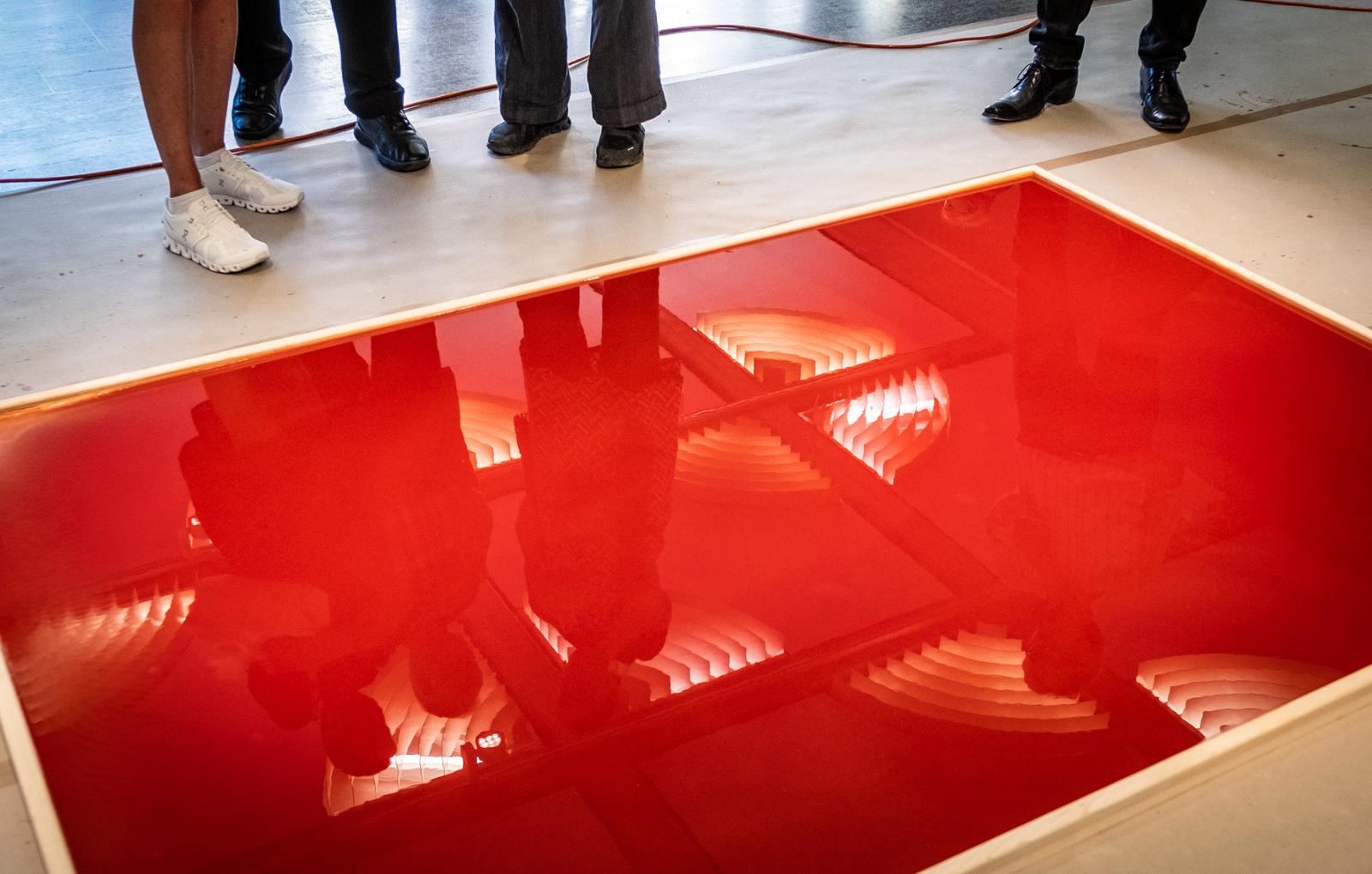 28900855-performance-mit-ines-tartler-vor-den-augen-des-publikums-entsteht-ein-wachsbild-PNPH