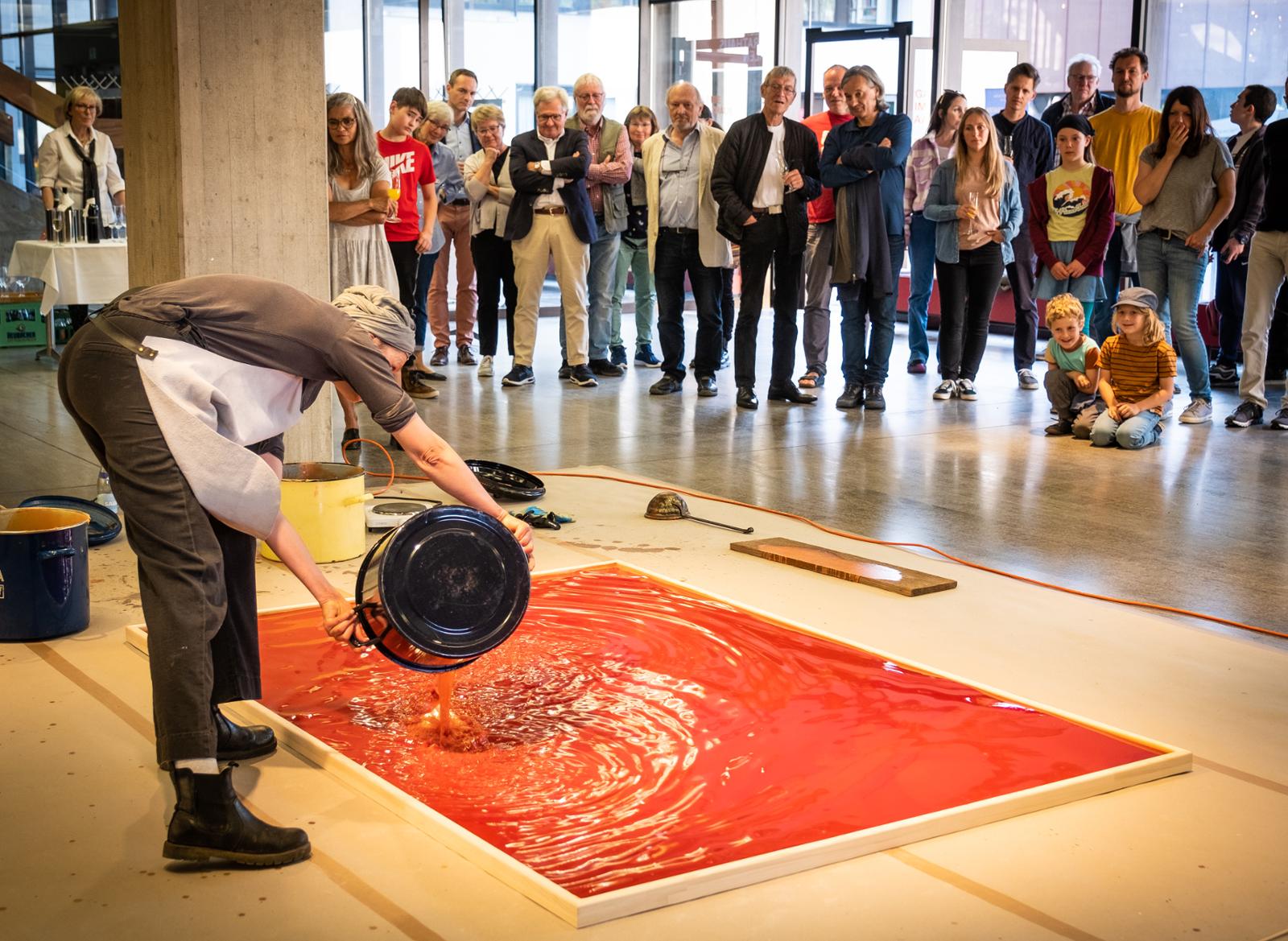 28900856-performance-mit-ines-tartler-vor-den-augen-des-publikums-entsteht-ein-wachsbild-OwPH