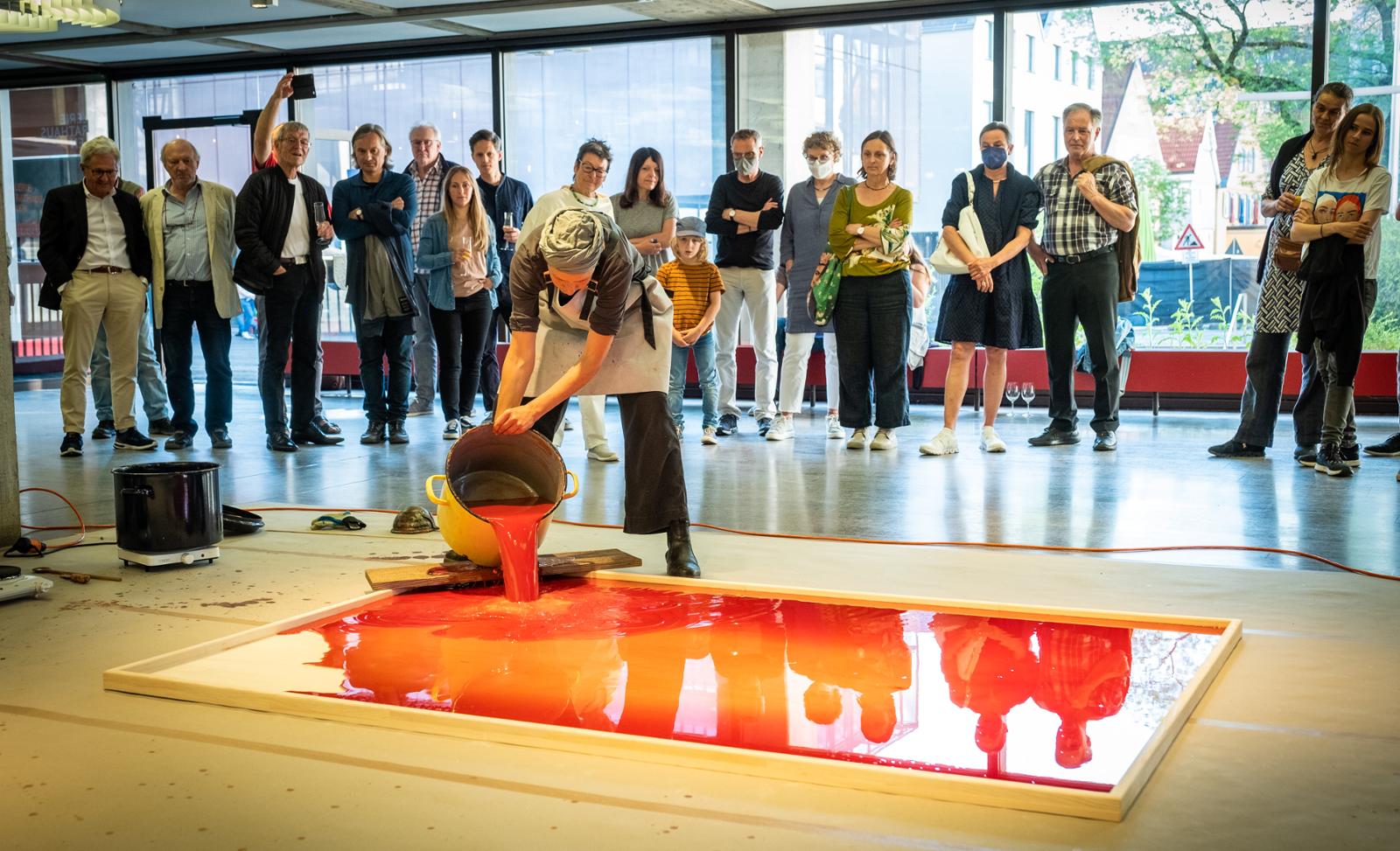 28900858-performance-mit-ines-tartler-vor-den-augen-des-publikums-entsteht-ein-wachsbild-PYPH