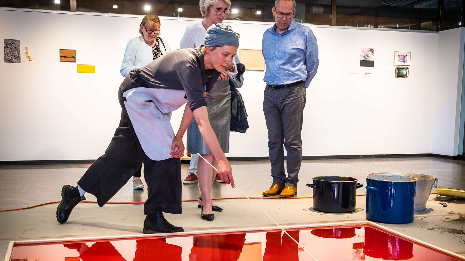 31952658-eine-vergangene-performance-mit-ines-tartler-vor-den-augen-des-publikums-entsteht-ein-wachsbild-30MH